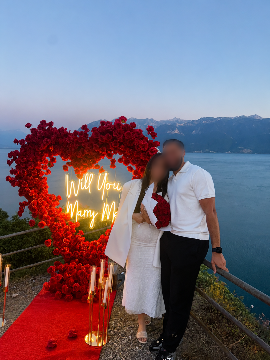 Couple devant une arche de roses rouges au bord du lac