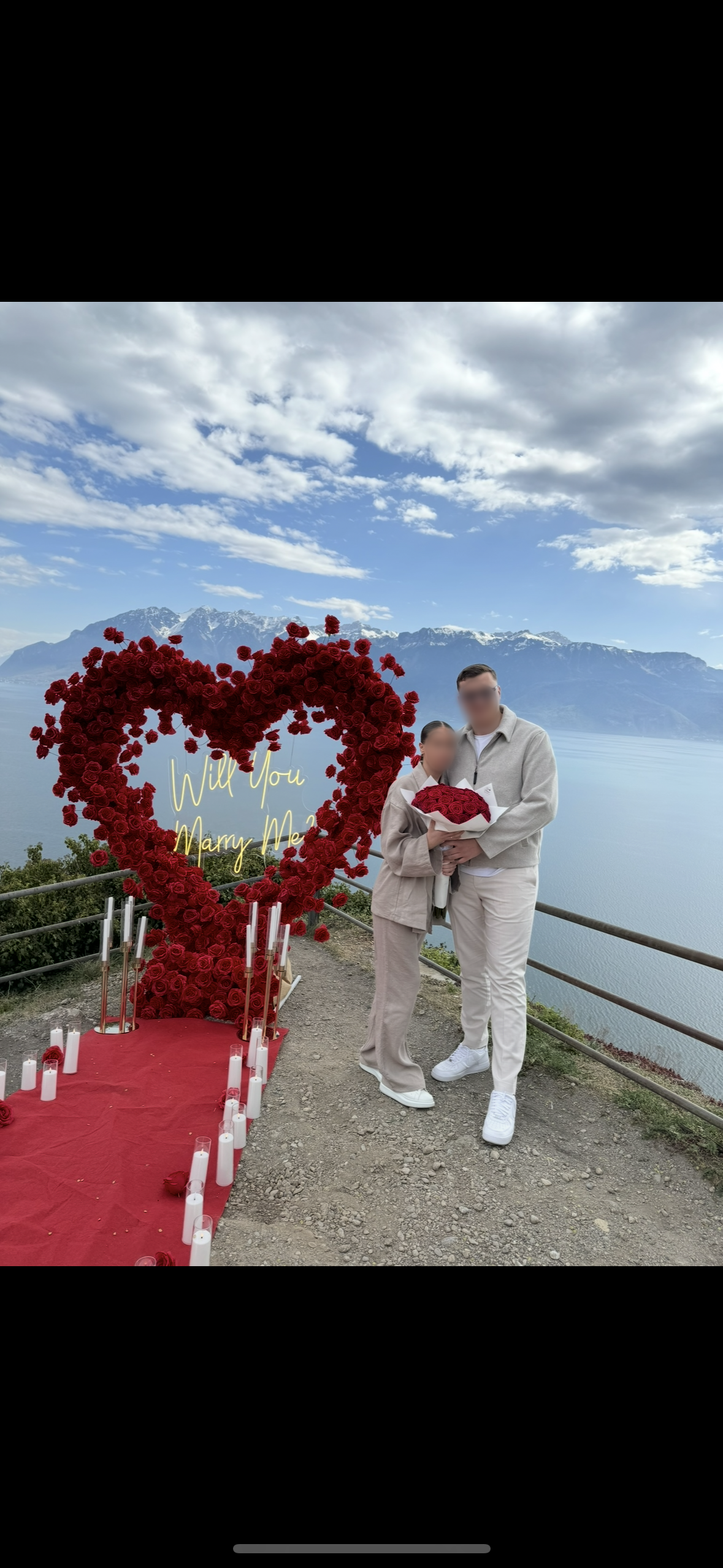 Demande en mariage devant une arche de roses rouges